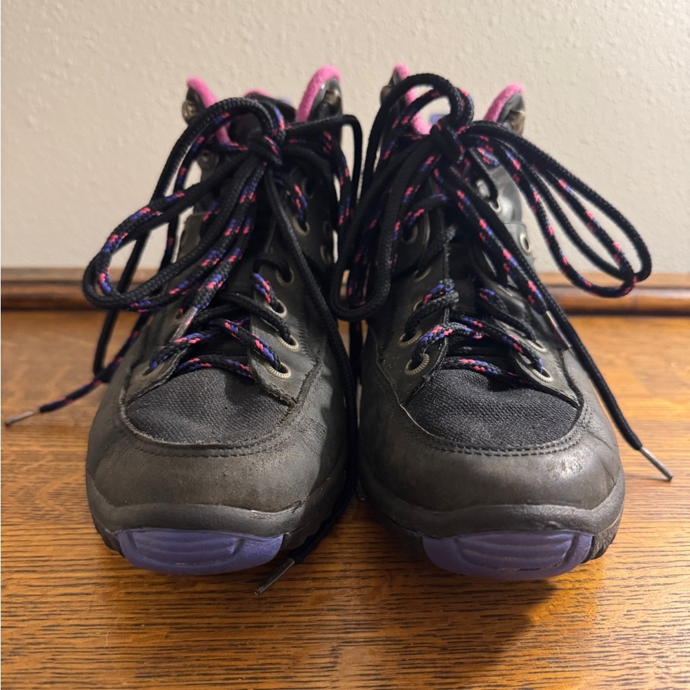 Vintage 90's L.A. Gear Black and Purple High Top Lace Up Sneakers/hiking shoes